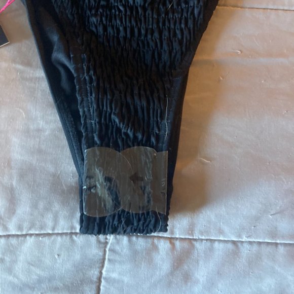 NWT Size 6 black textured ribbed woman's cutout one piece swimsuit - Picture 4 of 10